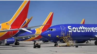 تصادم طائرتين في مطار 