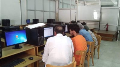 تنسيق ٢٠١٩.. توافد طلاب المرحلة الأولى على معامل جامعة حلوان لتسجيل الرغبات 