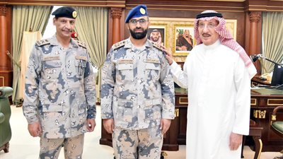أمير جازان يقلد عددا من ضباط حرس الحدود رتبهم الجديدة