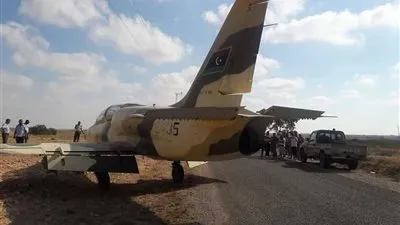 طائرة حربية ليبية تهبط في شارع تونسي