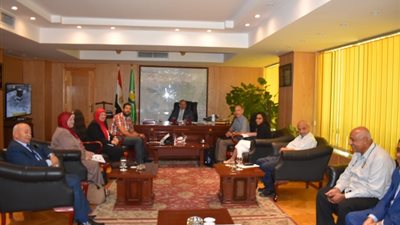محافظ الفيوم يبحث ومقيم برنامج الأمم المتحدة الإنمائي آليات تنفيذ المشروعات (صور)  