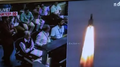 الهند تطلق مركبة فضائية إلى القمر