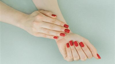 طرق لإزالة المناكير بدون مزيل أظافر