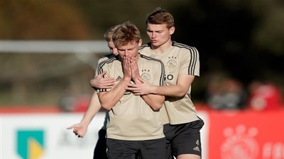 دي ليخت يكشف عن رسالة نجم برشلونة قبل التوقيع ليوفنتوس