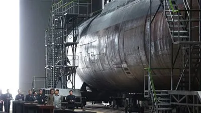 قدراتها سرية.. زعيم كوريا الشمالية يتفقد غواصة جديدة