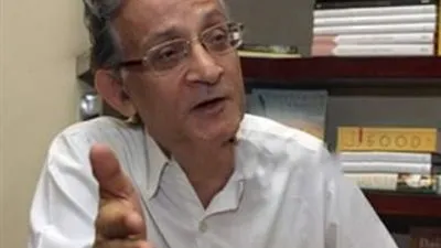 إصابة الكاتب الصحفي عبدالله السناوي بوعكة صحية ونقله للرعاية