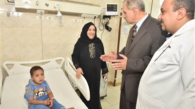 محافظ أسيوط يزور مصابي تسمم حفل الزفاف بمستشفى الإيمان العام