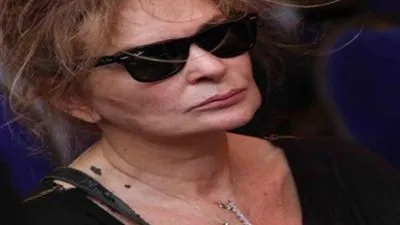 هكذا استقبلت يسرا نبأ وفاة والدتها