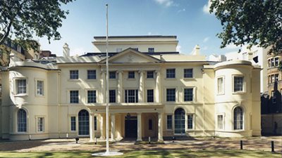 سفارة السعودية بلندن تحذر المواطنين من أضرار إضراب مطار 