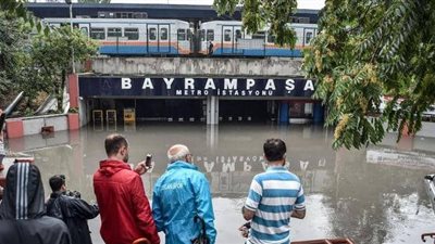 قتلى ومشردون جراء فيضانات ضربت تركيا