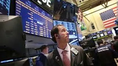 أسهم أمريكا تنخفض وسط نتائج تشير لتباطؤ النمو