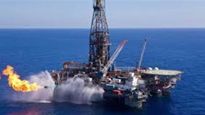 السعودية توسع خط أنابيب لخفض صادرات النفط عبر الخليج