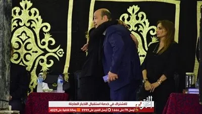 عمرو أديب أول الحاضرين لتقديم واجب العزاء في والدة يسرا (صور)
