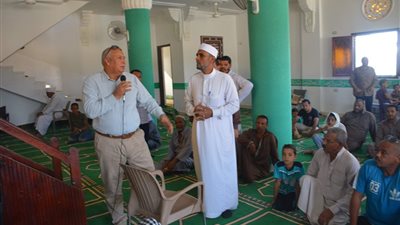  محافظ الوادي الجديد يوجه برصف شارع المسجد ووضع صنادق قمامة بالممشى