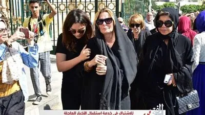 تامر هجرس ودنيا عبد العزيز ودينا واروي جودة في عزاء والدة يسرا (فيديو)