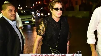 لميس الحديدي ووفاء عامر ولبلبة وأحمد سعيد عبد الغني في عزاء والدة يسرا(فيديو)