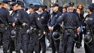 شرطة هونج كونج تطلق الغاز المسيل للدموع علي المتظاهرين 