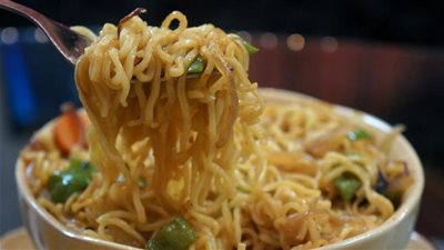 كارثة.. أخصائي تغذية علاجية يُحذر من تناول الأندومي (فيديو)