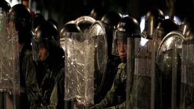 متظاهرو هونج كونج يستعدون لاشتباك محتمل مع الشرطة 