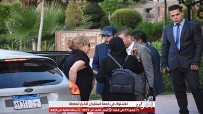 وصول أحمد الفيشاوي وسمية الألفي لتلقى العزاء في والده (صور)