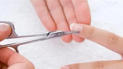 طريقة بسيطة لتنظيف الأظافر في المنزل (فيديو)