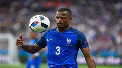 رسمياً.. باتريس إيفرا يعلق حذاءه بعد مسيرة طويلة في الملاعب