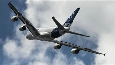 لأول مرة في التاريخ.. طائرة تحمل الركاب في جناحيها (صور)