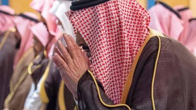 خادم الحرمين يؤدي الصلاة على الأمير بندر بن عبدالعزيز (صور)