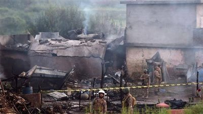 قتلى في سقوط مقاتلة وتحطمها فوق مباني سكنية بباكستان