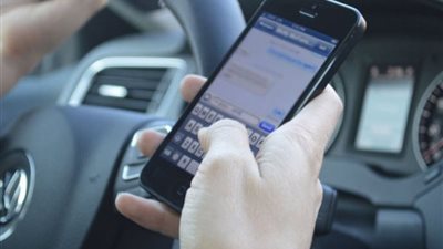 للسائق.. تجنب استخدام هاتفك المحمول أثناء القيادة 