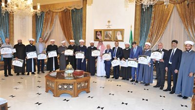 بخاري يسلم تأشيرات الحج إلى ضيوف وزارة الشؤون الإسلامية والإرشاد