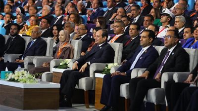 السيسي يدخل في نوبة ضحك خلال نموذج محاكاة الدولة المصرية.. والسبب