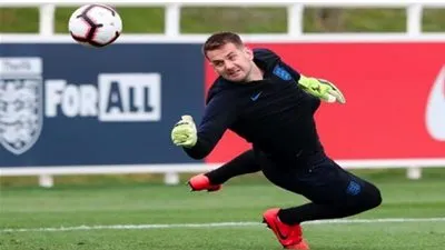 بعد تريزيجيه.. أستون فيلا يتعاقد مع توم هيتون