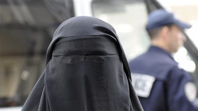 حظر النقاب والبرقع في الأماكن العامة اعتبارا من اليوم بهولندا