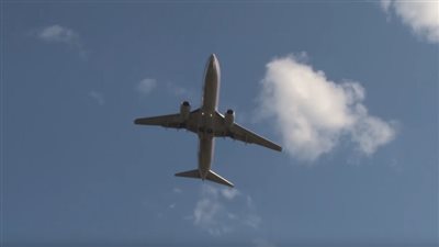 في حادثة غامضة.. شابة بريطانية تسقط من الطائرة بمدغشقر