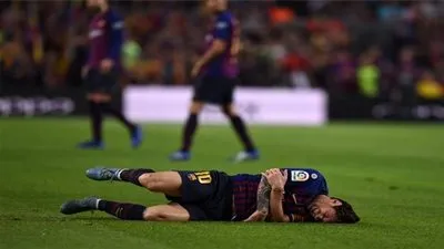 عاجل.. إصابة ليونيل ميسي في برشلونة وغيابه عن جولة أمريكا