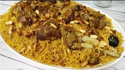 بالفيديو.. مقادير كبسة اللحم بالموزات 