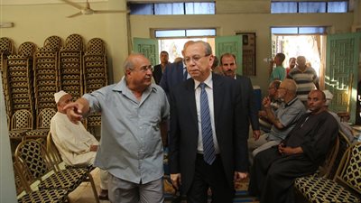 محافظ كفرالشيخ يؤدي واجب العزاء ويطمئن على رئيس بيت العائلة 