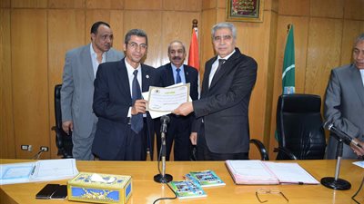 محافظ المنيا يكرم موظفين اجتازا برنامج إعداد القادة من الصف الثاني