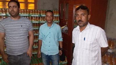 ضبط  مصنع عصائر غير مرخص بداخله ٢٨٨٠ عبوة ببني سويف