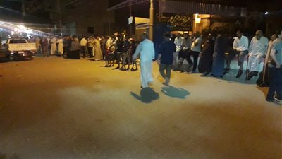 الآلاف من أهالي قرية ميت حبيب بالغربية ينتظرون وصول جثامين ضحايا حادث معهد الأورام (صور)