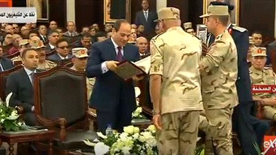 رئيس النصر للكيماويات يهدي الرئيس السيسي نسخة من كتاب الله