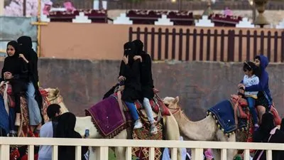 قافلة قرية الهجن تجول بالعائلات في مهرجان ولي العهد بالطائف