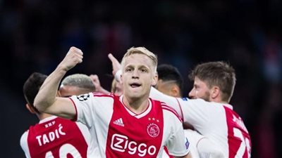 تمهيدًا لانتقاله لريال مدريد.. أياكس يبحث عن بديل فان دي بيك