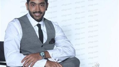 أحمد فلوكس يغازل جمهوره بإطلالة جديدة (صورة)