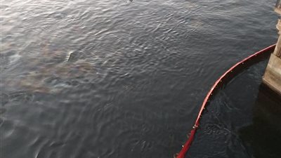 قطع المياه عن مدينة الأقصر لظهور بقعة سولار في النيل (صور)