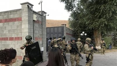 أزمة حادة في قرغيزستان عقب محاولة قوات الأمن اقتحام منزل الرئيس السابق