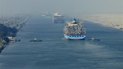 عبور 50 سفينة لقناة السويس بحمولة 3.3 مليون طن