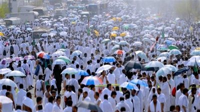 حجاج بيت الله الحرام يتوافدون إلى صعيد منى لقضاء يوم التروية