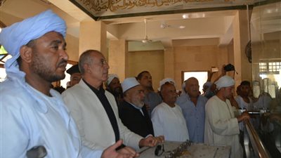 محافظ البحر الأحمر يزور ضريح الشيخ الشاذلي بمرسى علم ويهنئ مريديه (صور)